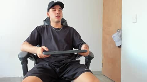 Snapshot of leo_jones389 chatting on February 20, 2025, 4:03 pm Leo Jones online show from February 20, 2025, 4:03 pm