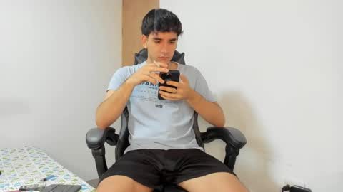 Snapshot of leo_jones389 chatting on March 4, 2025, 7:43 pm Leo Jones online show from March 4, 2025, 7:43 pm