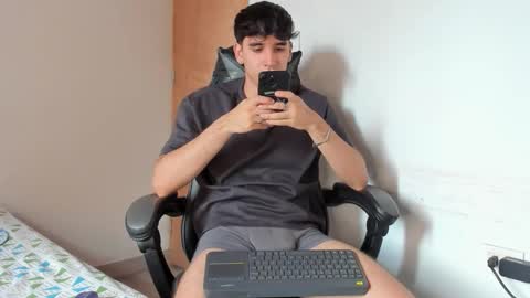 Snapshot of leo_jones389 chatting on September 12, 2025, 4:40 pm Leo Jones online show from September 12, 2025, 4:40 pm