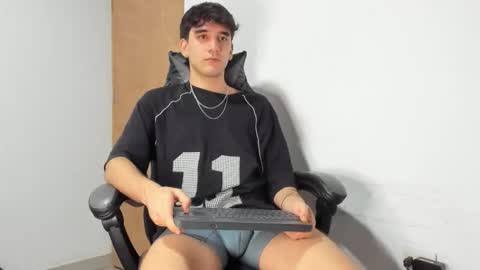 Snapshot of leo_jones389 chatting on September 27, 2025, 3:33 am Leo Jones online show from September 27, 2025, 3:33 am