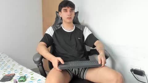 Snapshot of leo_jones389 chatting on October 1, 2025, 6:25 pm Leo Jones online show from October 1, 2025, 6:25 pm