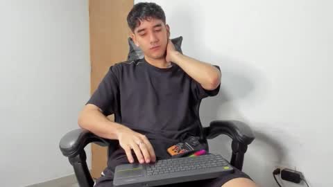 Snapshot of leo_jones389 chatting on November 6, 2025, 1:06 am Leo Jones online show from November 6, 2025, 1:06 am