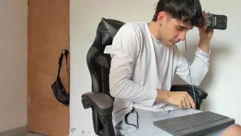 Snapshot of leo_jones389 chatting on November 14, 2025, 4:28 pm Leo Jones online show from November 14, 2025, 4:28 pm