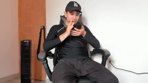 Snapshot of leo_jones389 chatting on December 5, 2025, 6:15 pm Leo Jones online show from December 5, 2025, 6:15 pm