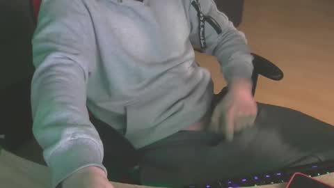 Snapshot of leon_97 chatting on January 11, 2025, 12:44 am Lele 97 online show from January 11, 2025, 12:44 am