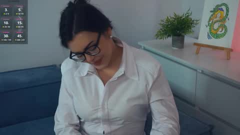 Snapshot of leonardarizk chatting on October 29, 2025, 8:27 am Mia online show from October 29, 2025, 8:27 am