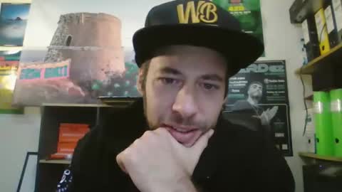 Snapshot of leonidascum chatting on December 1, 2025, 10:42 am leonidascum online show from December 1, 2025, 10:42 am