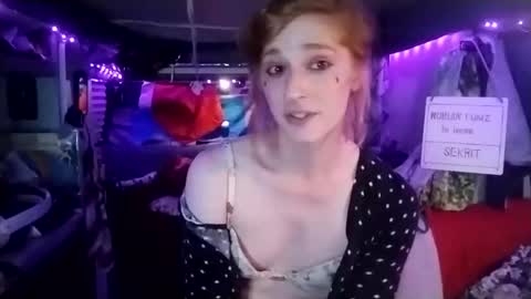 Snapshot of lesleygumgrass chatting on February 16, 2025, 4:09 am LesleyGumGrass- The Boring Trans girl online show from February 16, 2025, 4:09 am