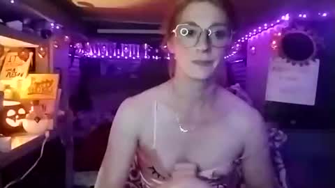 Snapshot of lesleygumgrass chatting on October 15, 2025, 5:51 am LesleyGumGrass- The Boring Trans girl online show from October 15, 2025, 5:51 am