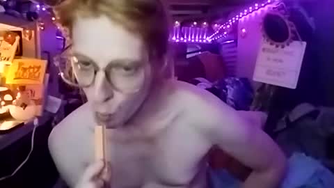 Snapshot of lesleygumgrass chatting on October 16, 2025, 9:49 pm LesleyGumGrass- The Boring Trans girl online show from October 16, 2025, 9:49 pm