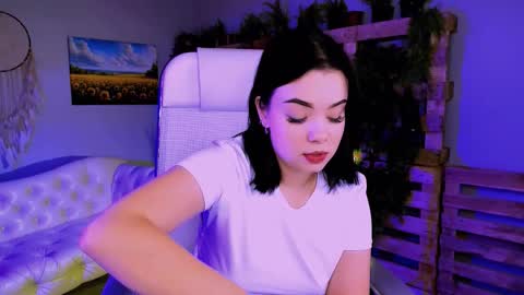 LeslieRowe online show from October 26, 2025, 4:35 pm