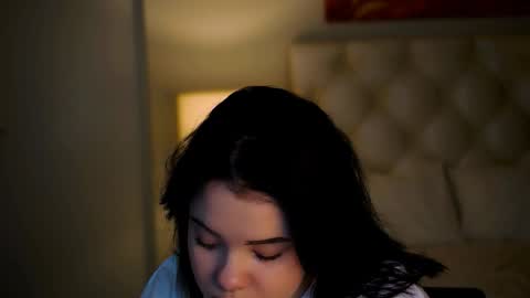 LeslieRowe online show from November 19, 2025, 2:17 pm