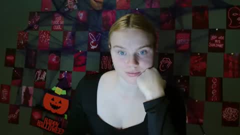 Snapshot of leyla_le chatting on October 6, 2025, 6:33 am Leyla online show from October 6, 2025, 6:33 am