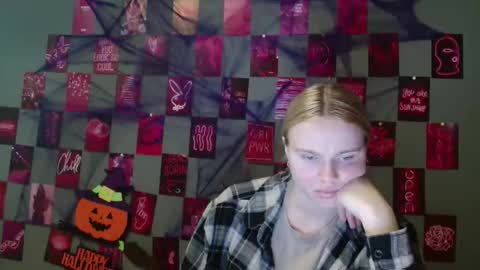Snapshot of leyla_le chatting on October 10, 2025, 9:19 am Leyla online show from October 10, 2025, 9:19 am