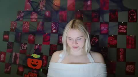 Snapshot of leyla_le chatting on October 13, 2025, 6:24 am Leyla online show from October 13, 2025, 6:24 am