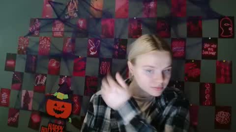 Snapshot of leyla_le chatting on October 14, 2025, 6:03 am Leyla online show from October 14, 2025, 6:03 am