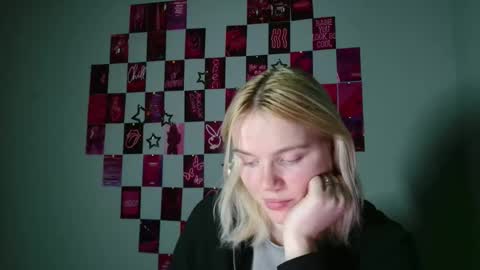 Leyla online show from November 12, 2025, 7:09 am