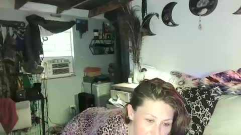 Snapshot of lezbeehonest100 chatting on September 16, 2025, 10:44 pm Olive Pena online show from September 16, 2025, 10:44 pm