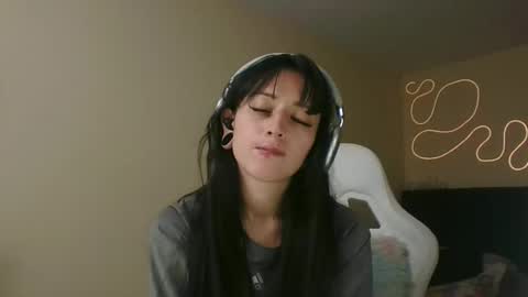 Snapshot of lia_queen610 chatting on November 12, 2025, 10:30 pm Little Queen Lia online show from November 12, 2025, 10:30 pm