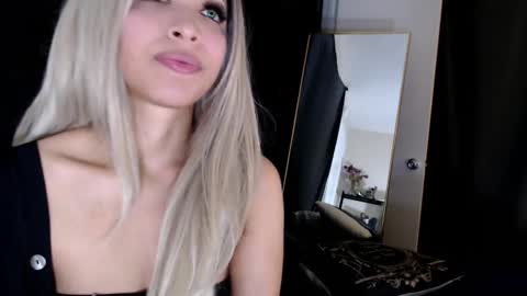 Snapshot of liadivina chatting on February 18, 2025, 11:55 am Lia Divina online show from February 18, 2025, 11:55 am