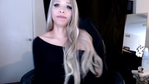 Snapshot of liadivina chatting on March 11, 2025, 11:33 am Lia Divina online show from March 11, 2025, 11:33 am