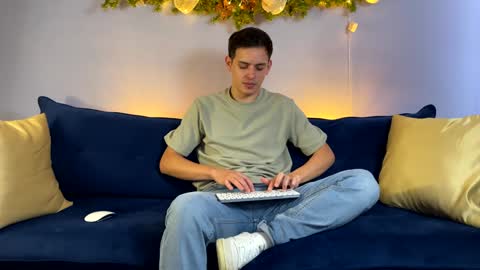 Liam online show from December 31, 2024, 4:57 pm