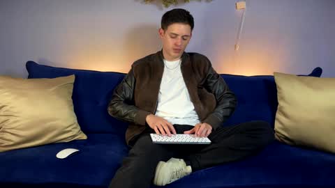 Liam online show from January 4, 2025, 11:27 pm