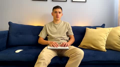 Liam online show from January 10, 2025, 2:34 pm