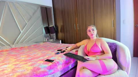 Snapshot of liarussell_ chatting on September 23, 2025, 11:02 am lia online show from September 23, 2025, 11:02 am