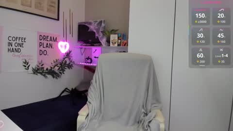 Lia online show from November 7, 2025, 8:03 am