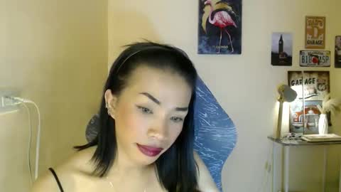 Snapshot of likliklicklengleng chatting on November 12, 2025, 9:47 pm Leng online show from November 12, 2025, 9:47 pm