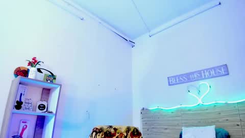 Snapshot of lilah_sweet chatting on January 17, 2025, 5:51 pm Lilah Sweet online show from January 17, 2025, 5:51 pm