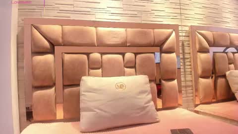 LILIAN  online show from December 5, 2025, 7:54 pm