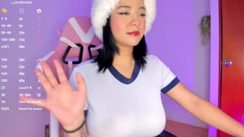 holis soy lily chang no olvides el pulgar arriba es muy importante para mi 3 independent model online show from December 27, 2024, 9:54 pm