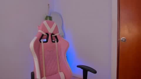 holis soy lily chang no olvides el pulgar arriba es muy importante para mi 3 independent model online show from January 28, 2025, 8:36 pm