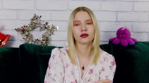 LiliLinn online show from December 27, 2024, 11:28 am