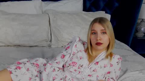 LiliLinn online show from January 18, 2025, 2:12 pm