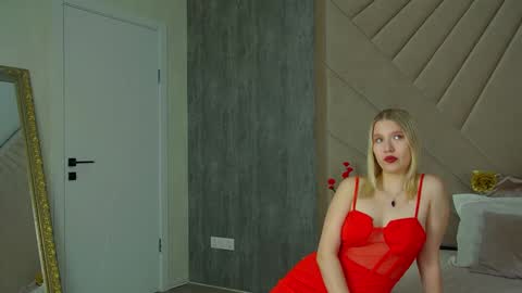 LiliLinn online show from January 22, 2025, 1:53 pm