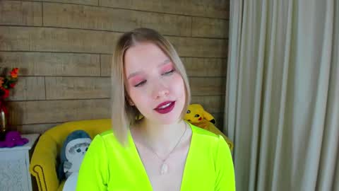 LiliLinn online show from February 26, 2025, 8:04 am