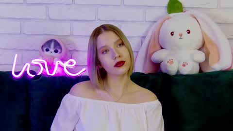 LiliLinn online show from March 5, 2025, 11:28 am