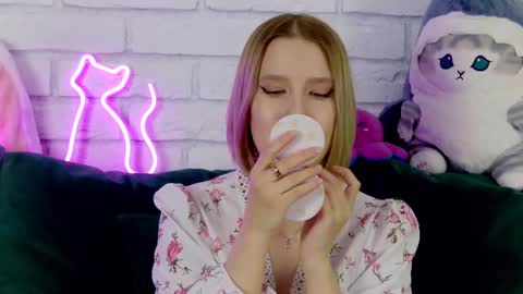 LiliLinn online show from March 12, 2025, 11:09 am