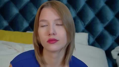 LiliLinn online show from September 16, 2025, 4:35 am