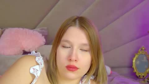 LiliLinn online show from November 7, 2025, 8:03 am