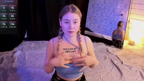 lillie_berry online show from November 12, 2025, 4:35 am