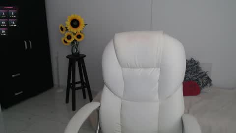 Snapshot of lilly_milf chatting on February 8, 2025, 12:49 am Lilly online show from February 8, 2025, 12:49 am