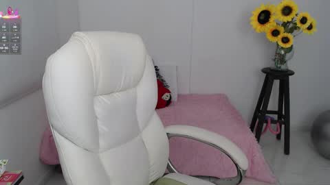 Snapshot of lilly_milf chatting on September 22, 2025, 1:24 pm Lilly online show from September 22, 2025, 1:24 pm