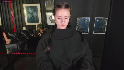 Snapshot of lily_moonlight chatting on December 7, 2024, 6:21 am Lily online show from December 7, 2024, 6:21 am