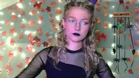 small lily online show from October 29, 2025, 6:09 pm
