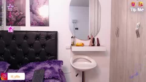 Snapshot of lilyfox23 chatting on November 12, 2025, 1:17 am lilyfox23 online show from November 12, 2025, 1:17 am