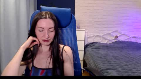 Lily online show from November 19, 2025, 8:47 am